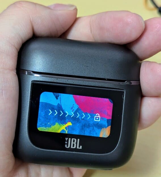 JBL TOUR PRO 2のスマートディスプレイを写した画像