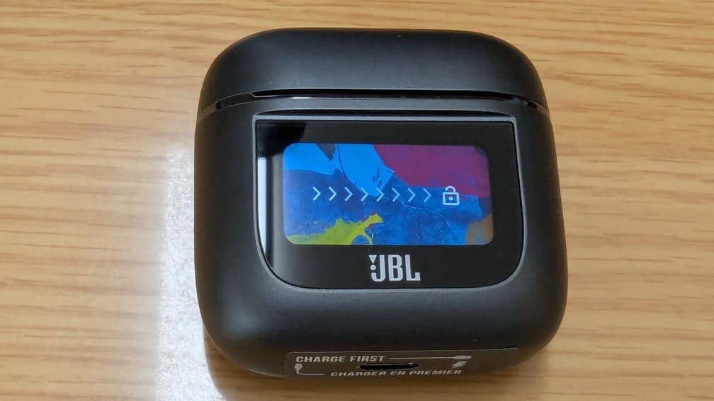 テーブルに置かれたJBL TOUR PRO 2の画像