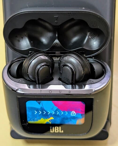 JBL TOUR PRO 2のケースを開いた画像