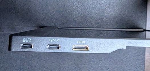 156DM-2Dの右側の写真。HDMIポート、USB-Cぽーと、給電用ポートがある。