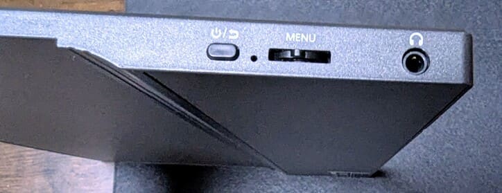 156DM-2Dの左側の写真。電源ボタン、メニュー操作用ボタン、3.5mmイヤホンジャックがある。