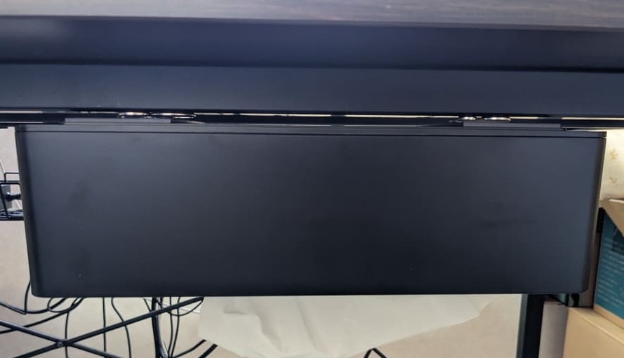 テーブルの天板の裏に取り付けられたマグネットティッシュケースの画像