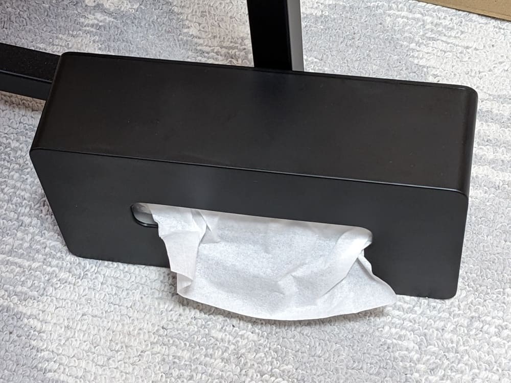 床に落下したマグネットティッシュケースの画像