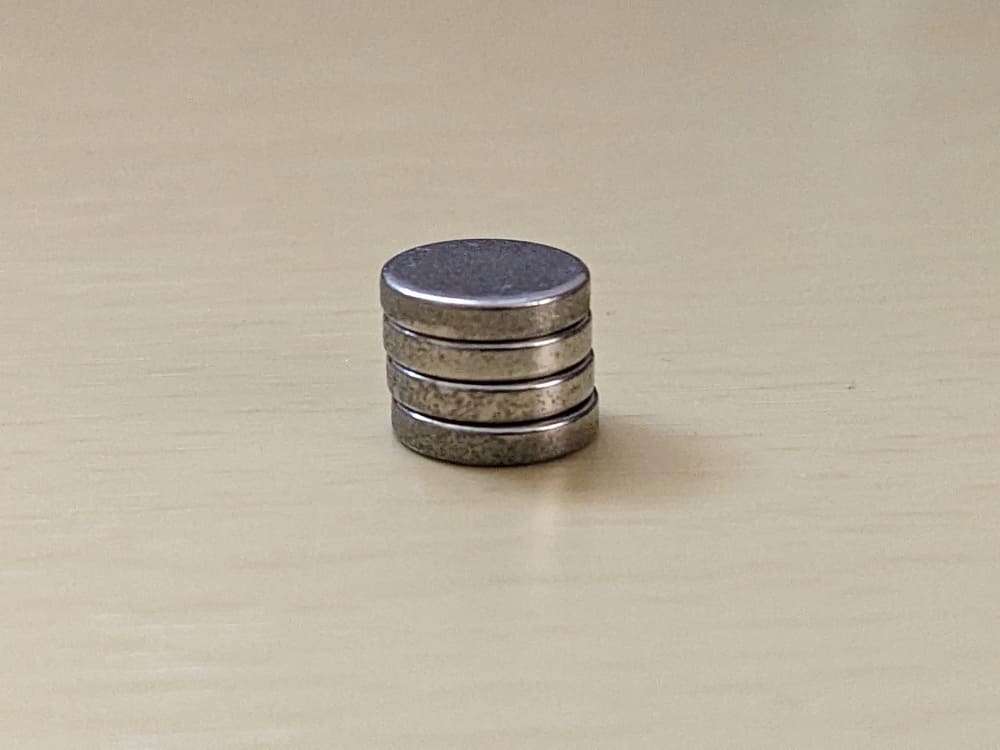 円形のネオジム磁石が４つ重なっている画像