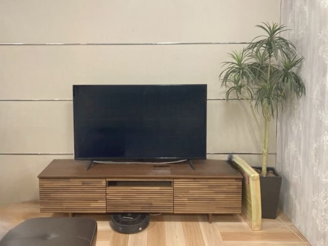 テレビスタンドの狭い隙間を掃除するロボット掃除機