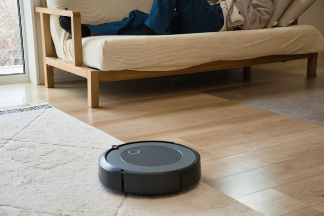 ソファで寝転がっている間にロボット掃除機が床掃除