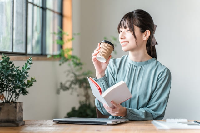 カフェで読書する人