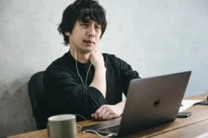 長時間の座り仕事で肩こり・腰痛に悩む人