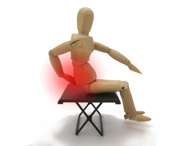 合わない椅子に座り続けると腰痛の原因に