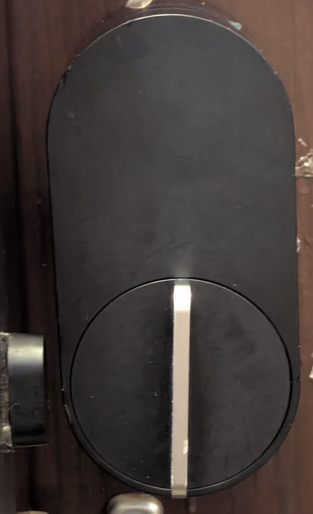 ドアに設置したQrio Lockの画像