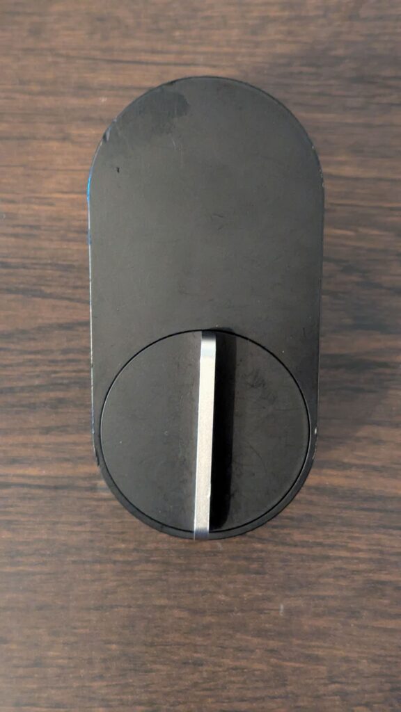 テーブルに置かれたQrio Lockの画像
