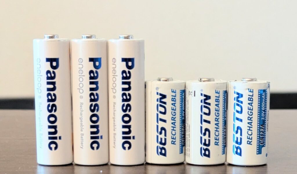 テーブルに並べられた充電池