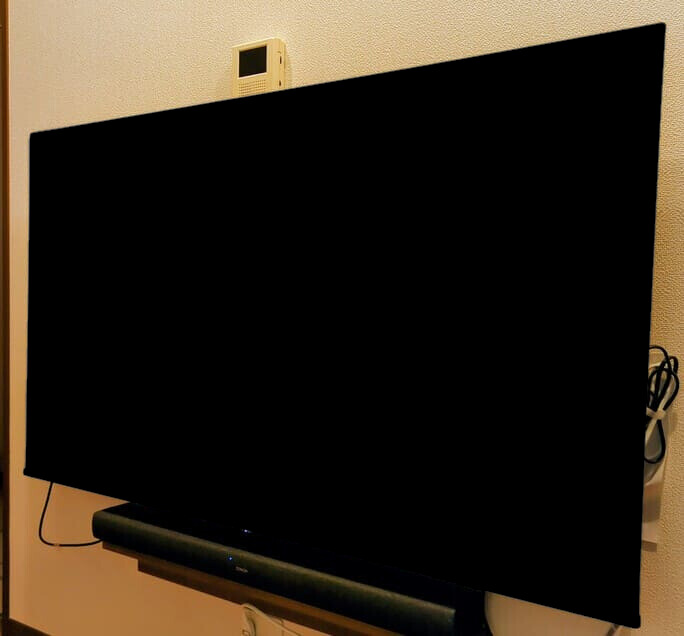 壁掛けしてあるハイセンス 65E6Gの画像