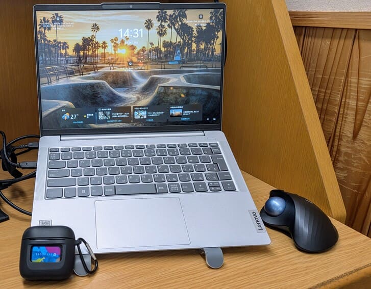ノートPCとJBL TOUR PRO 2が並ぶ机上の写真。マルチポイント接続の使用イメージ