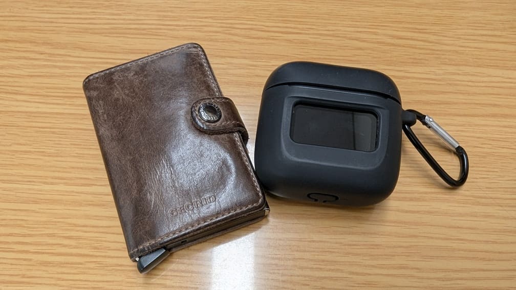 JBL TOUR PRO 2と財布の画像。買いか否かを判断するイメージ画像