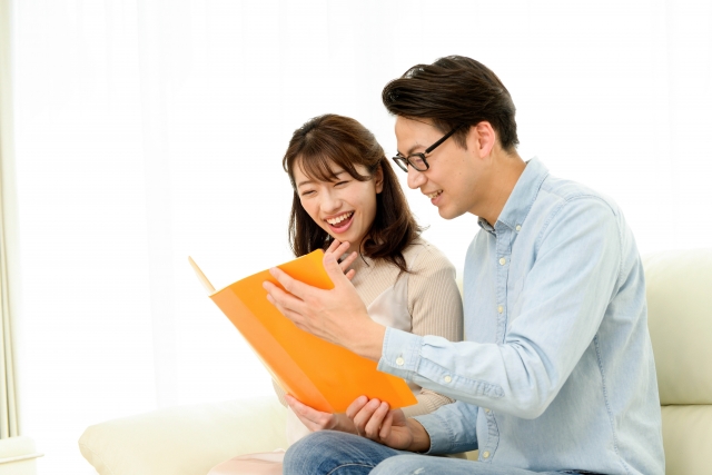 夫婦でアルバムを閲覧している画像