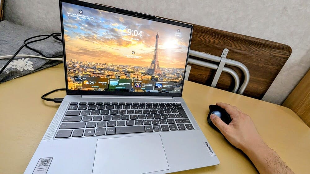 ノートパソコンとロジクールERGO M575Saを右手で操作している画像