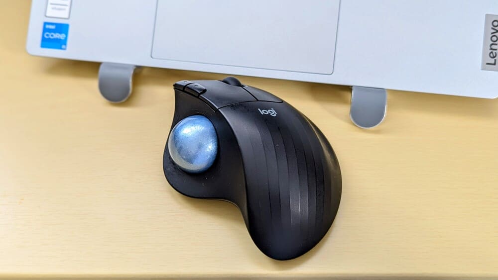 ノートパソコンの前に置いてあるロジクールERGO M575Saの画像