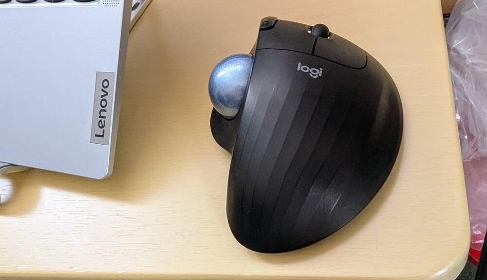 テーブルの端に置かれたロジクールERGO M575Saの画像