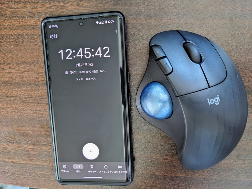 ERGO M575sa 22と時計を表示しているスマホを並べている画像