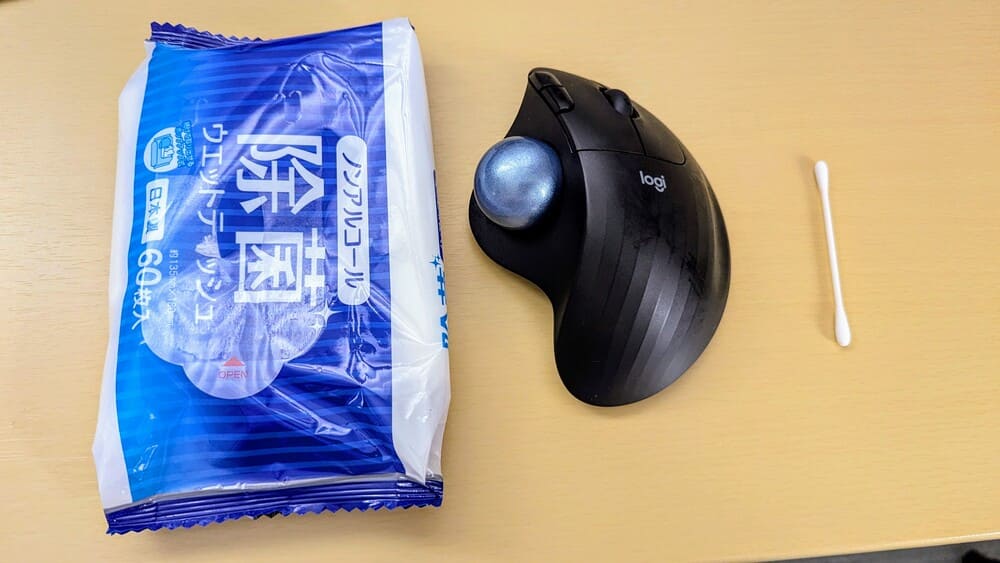 ウェットティッシュとロジクールERGO M575Saと綿棒を並べた画像