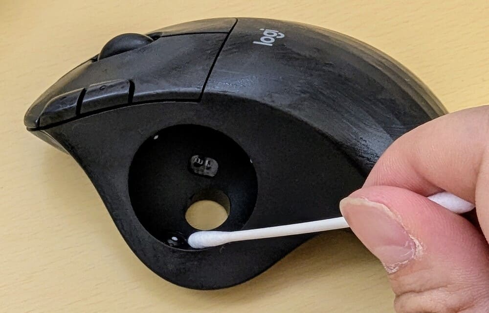 ロジクールERGO M575Saのセンサー部分を綿棒で掃除している画像