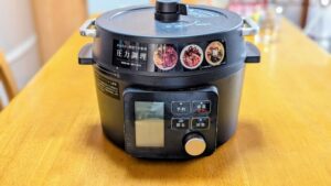 アイリスオーヤマの電気圧力鍋がテーブルに置かれている画像