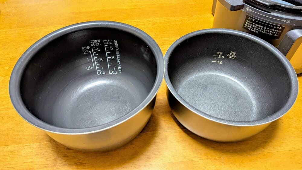 アイリスオーヤマの電気圧力鍋の内鍋と5合炊き炊飯器の釜を並べた画像
