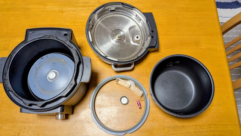 アイリスオーヤマの電気圧力鍋の部品をテールるに並べた画像