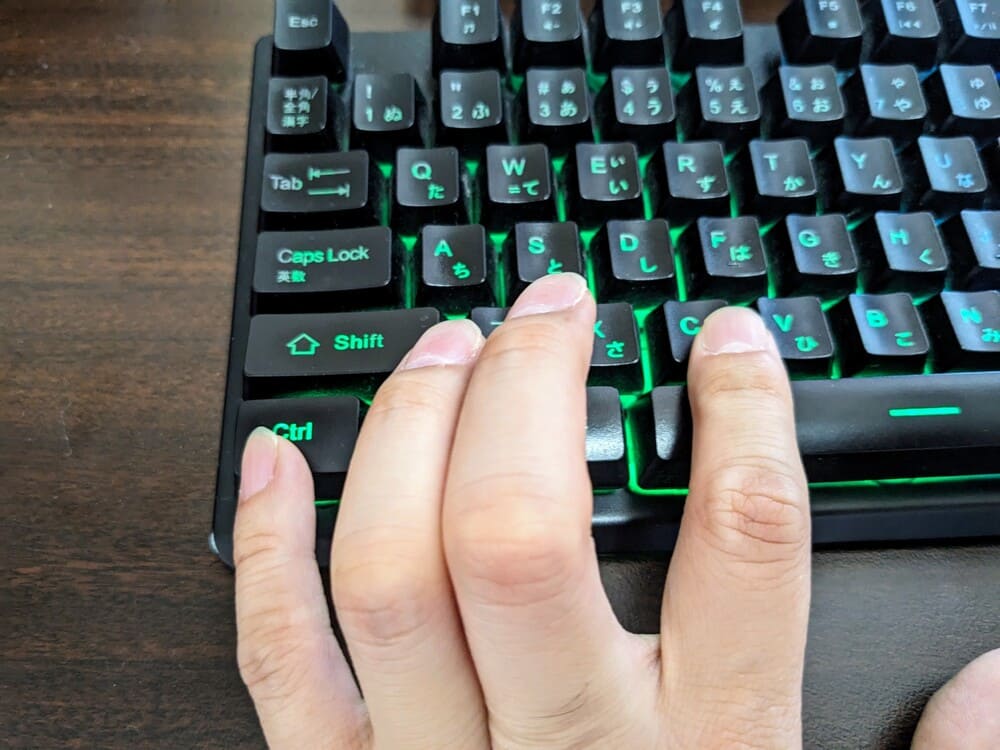 Ctrl+Cを左手で押している画像
