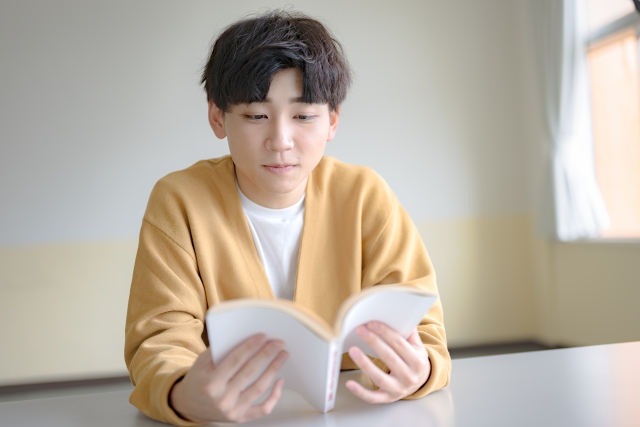 男性が読書をする画像