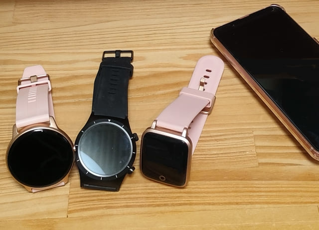 3台のスマートウォッチとスマートフォンが並べられている画像