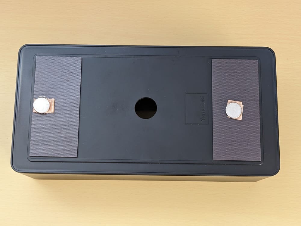 マグネットティッシュケースの裏にガムテープで取り付けられたネオジム磁石の画像