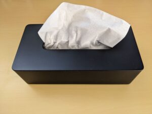 テーブルに置かれたマグネットティッシュケースの画像