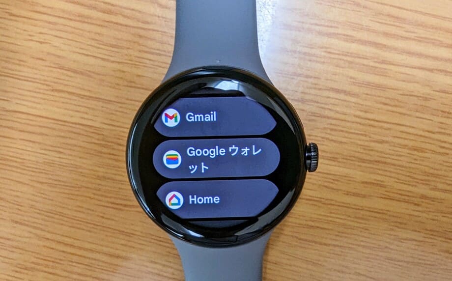 Google Pixel Watchの画面でアプリ一覧をスクロールしている画像