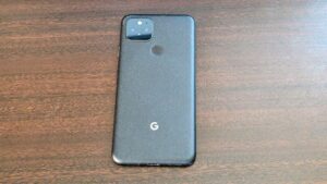 テーブルに置かれたGoogle Pixel5の画像