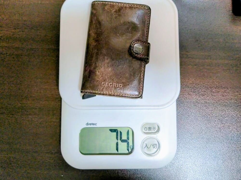 Secridのミニウォレットの重量を計測している画像