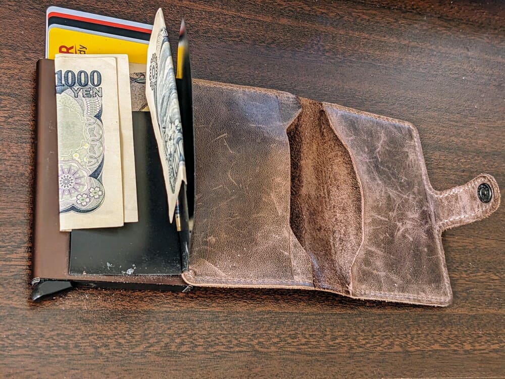 Secridのミニウォレットに財布と1000円札が入っている画像