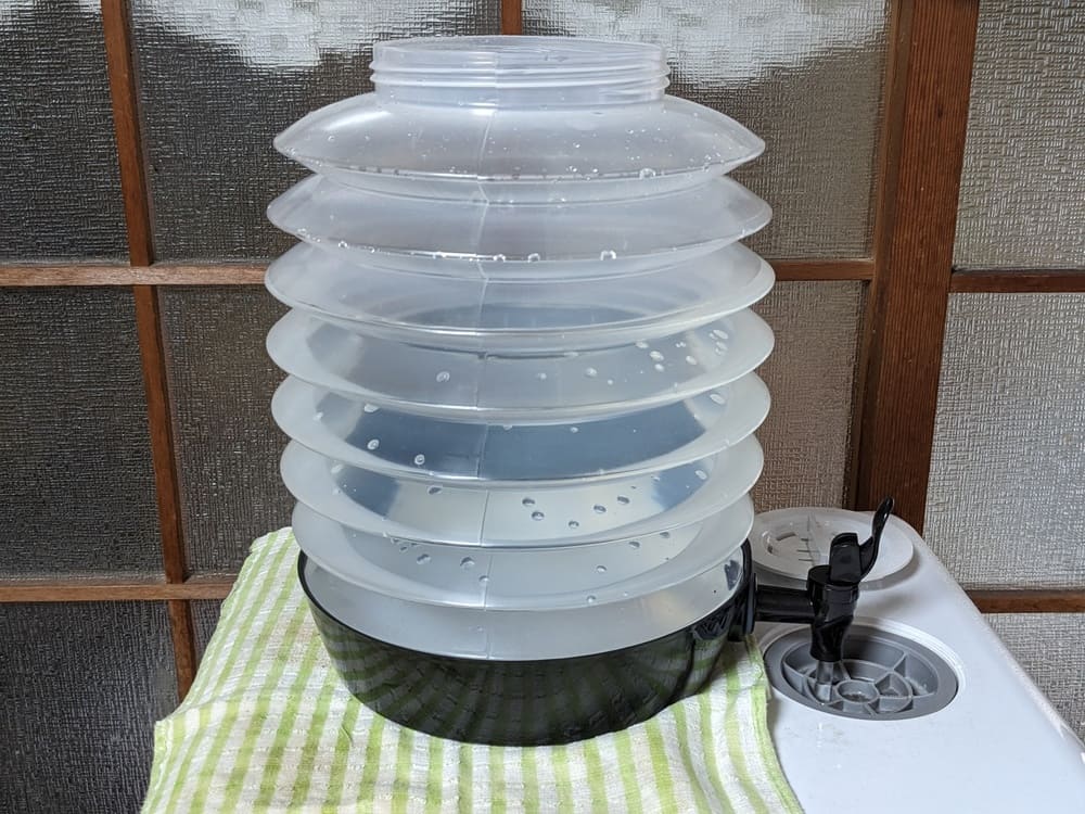 ウォータージャグで食洗機に給水している画像
