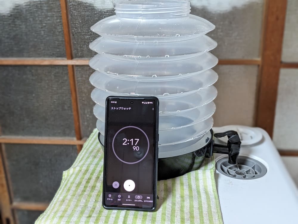 食洗機の上に置かれたウォータージャグにストップウォッチ代わりにしたスマホが立てかけられている画像