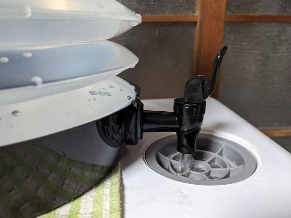 食洗機に給水している画像