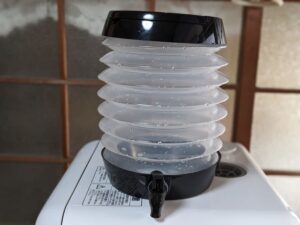 食洗機の上に置かれたウォータージャグの正面からの写真