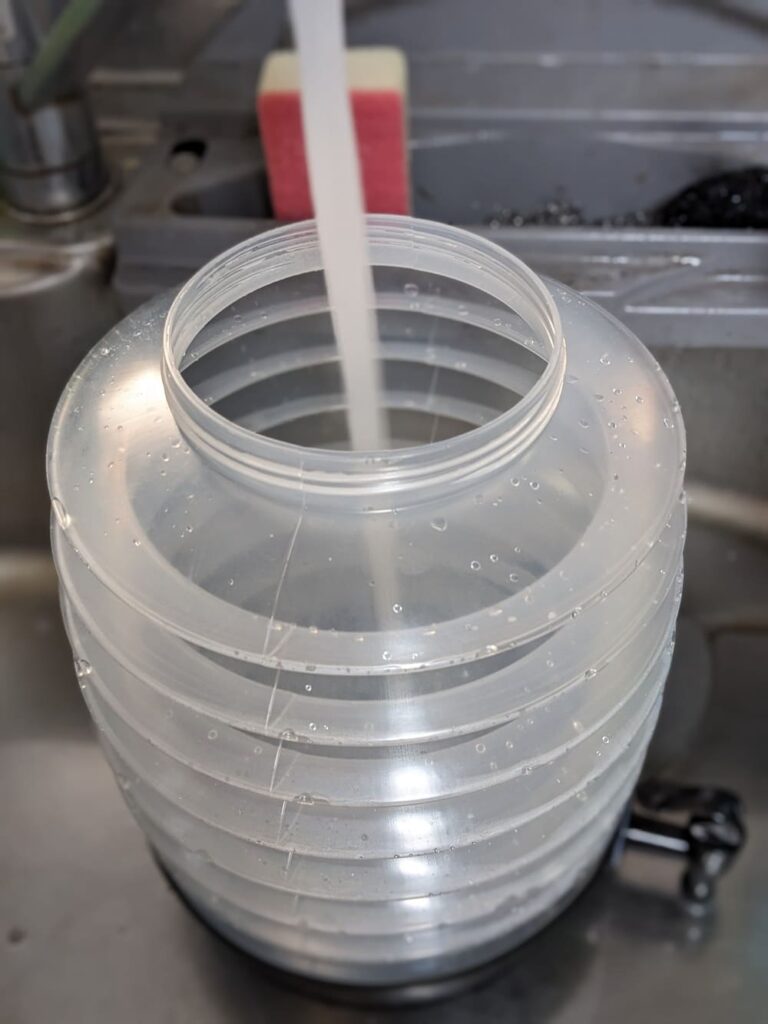 ウォータージャグに水道水を給水している画像