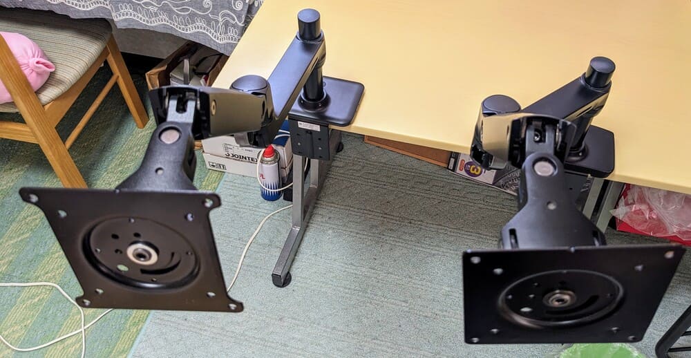 2つのモニターアームをデスクに取り付けた画像