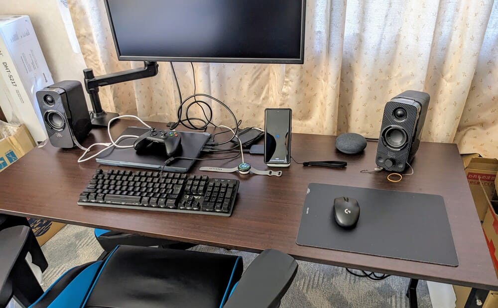 PCデスクを斜め上から撮影した画像