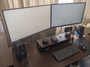 PCデスク全体をを左上から撮影した画像