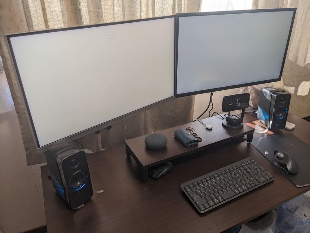 PCデスク全体をを左上から撮影した画像