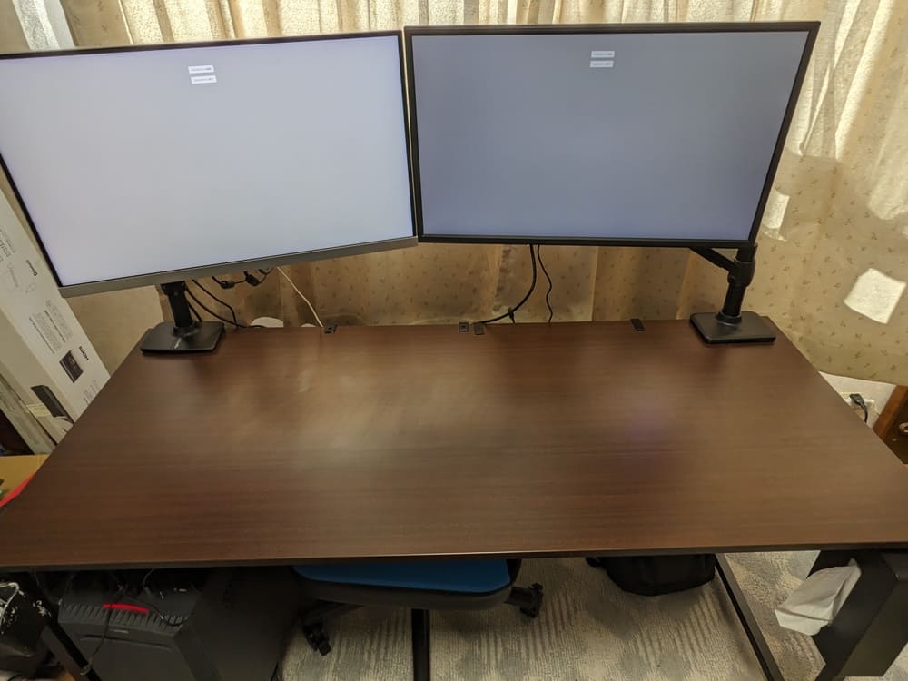 モニターだけ設置したPCデスクの画像