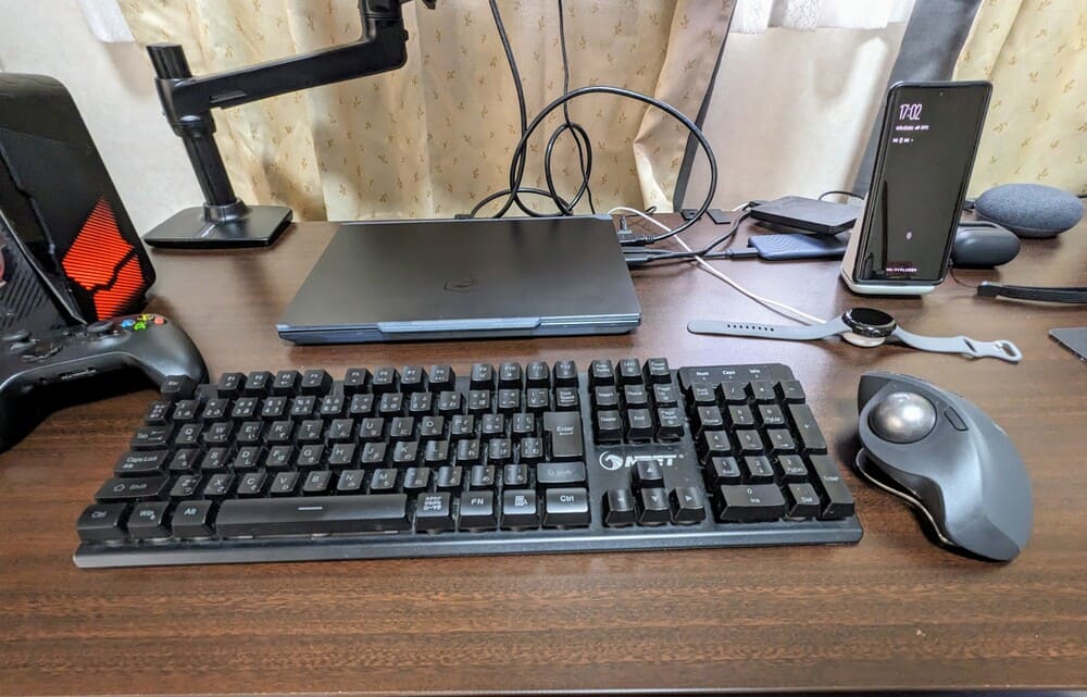 ワークデスク上にノートPCと複数のデバイスがある画像