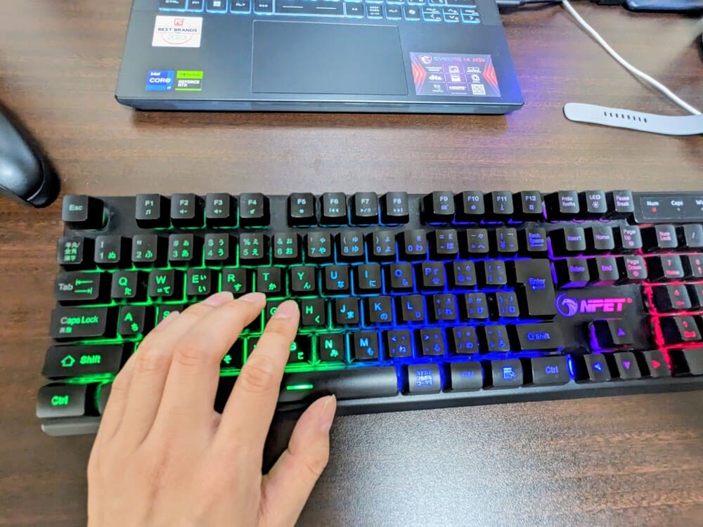 左手でキーボードを打っている画像